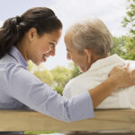 Requisitos y empleo en el cuidado de personas mayores: guía completa